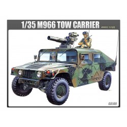 Academy M-966 Hummer with Tow (1:35)