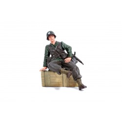 1/16 figurka sedícího kapitána US pěchoty z 2 sv. války,...